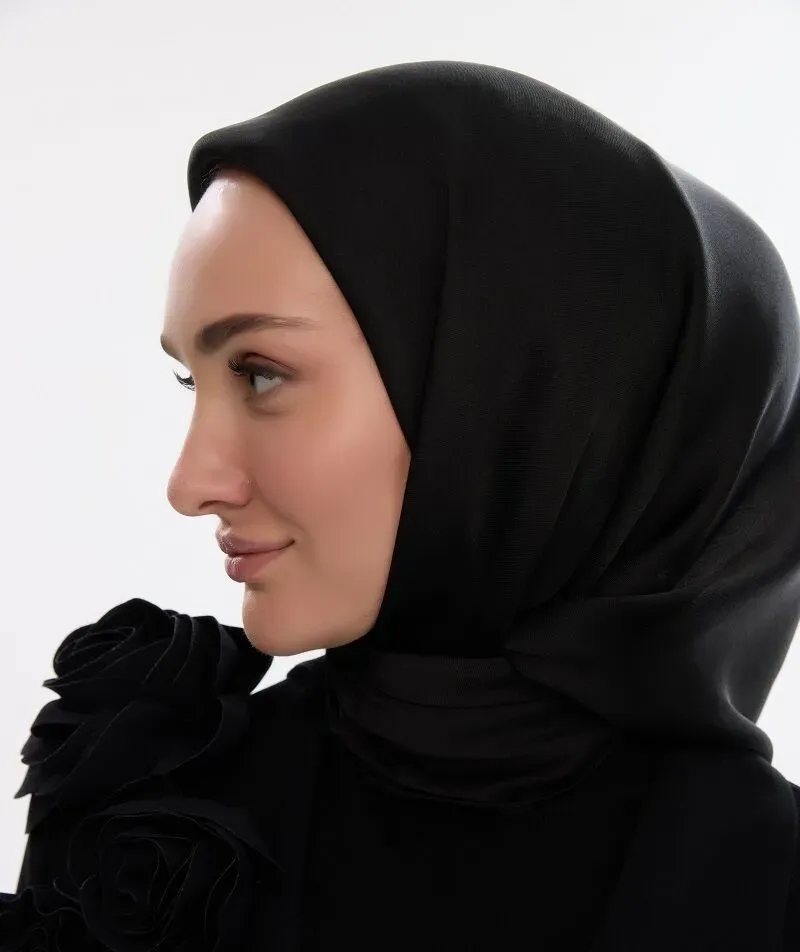 cmlhgs1lz001f01gn8hmrbzfe_idol-saten-janjan-esarp-siyah-abiye-janjan-esarp-camellia-scarfs-1295-53-O.webp